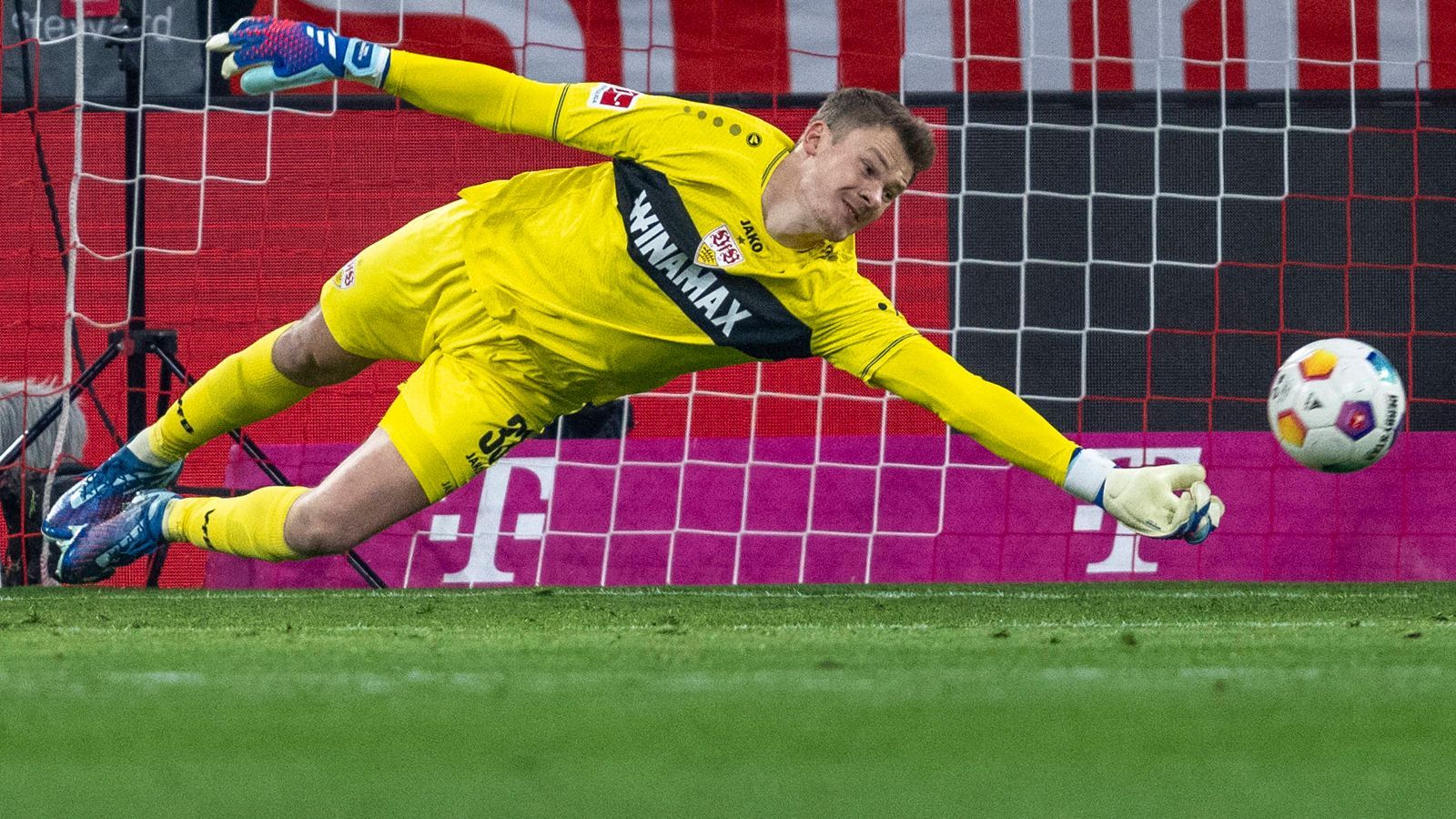 <strong>Alexander Nübel bleibt weitere zwei Jahre in Stuttgart</strong><br>Der VfB und die Bayern einigten sich auf eine Ausdehnung der Leihe bis 2026. Dank einer Klausel können die Münchner Nübel aber bereits im Sommer 2025 zurückholen, sollte Stammkeeper Manuel Neuer seine Karriere beenden.