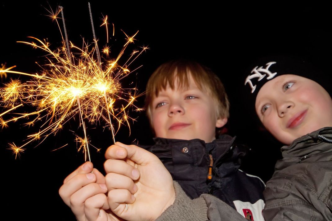 Gerade mit Kindern stehen Eltern Silvester vor großen Herausforderungen – denn die Kleinen müssen natürlich auch bespaßt werden.