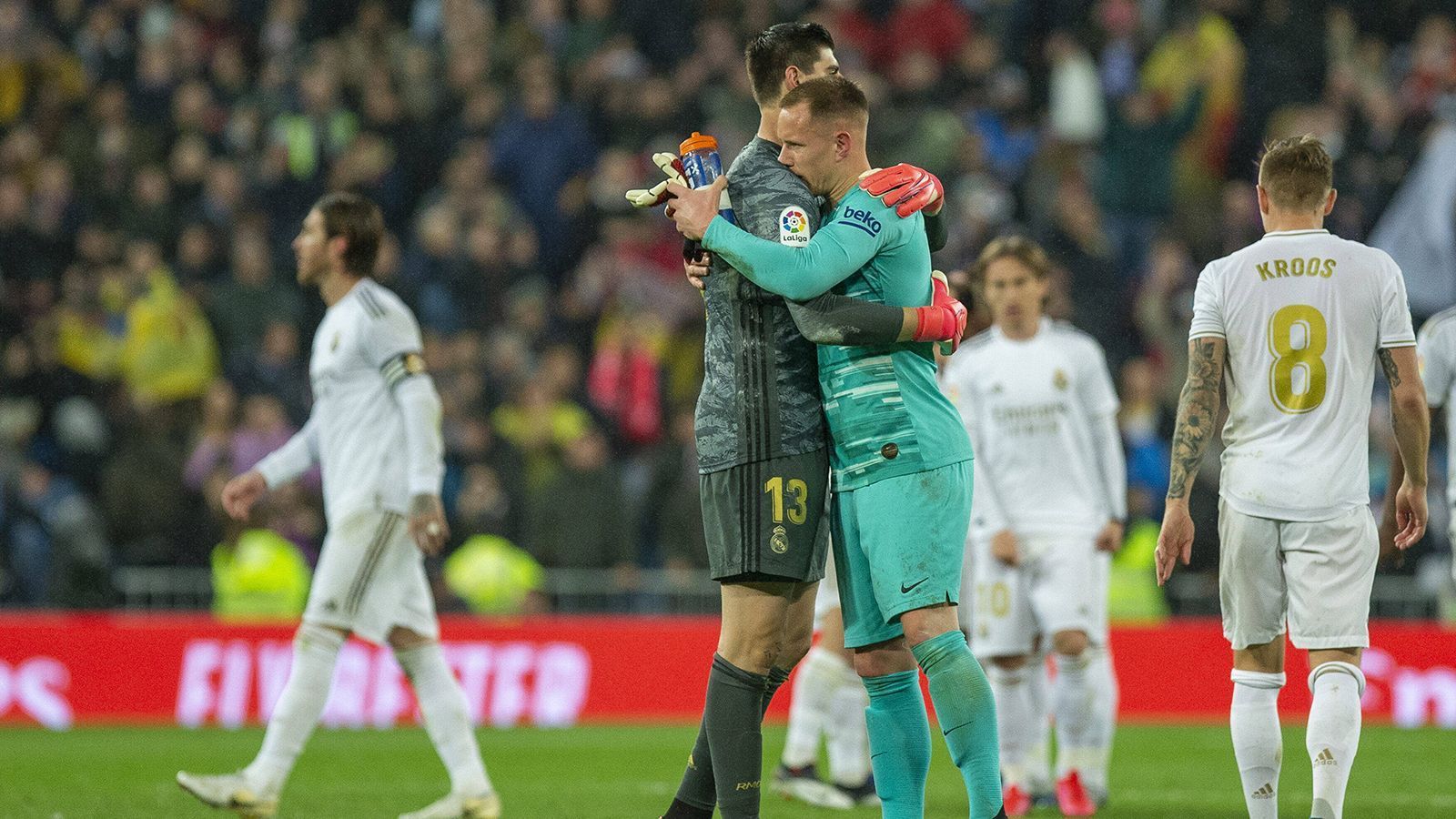 
                <strong>Real und Barca im Vergleich: Torhüter</strong><br>
                Zwischen den Pfosten sind beide Klubs sehr gut besetzt. Barca-Keeper Marc-Andre ter Stegen verhinderte zuletzt Schlimmeres und konnte sich mit spektakulären Paraden noch als einer der Besseren beweisen, Thibaut Courtois im Tor von Real zeigte sich in den letzten Wochen ebenfalls in absoluter Topform. Von Klub-Boss Florentino Perez gab es nach der Meisterschaft ein Extralob.
              