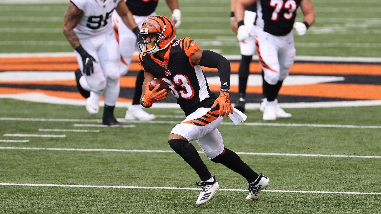 
                <strong>WR: Tyler Boyd (vs. Baltimore Ravens)</strong><br>
                Auch wenn die Cincinnati Bengals der klare Außenseiter gegen die Baltimore Ravens sind, dürfte Tyler Boyd ordentlich Zahlen auflegen. Der bisherige Receiving Leader der Bengals liegt mit 320 Yards auf Platz zwölf in der NFL. Angesichts der schwachen Passverteidigung der Ravens, die sogar Dwayne Haskins mehr als 300 Passing Yards erlaubte, ist auch Boyd ein Spieler mit Potenzial für viele Punkte.
              