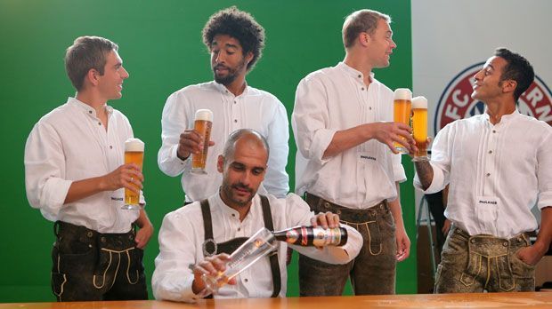 
                <strong>Götze, Guardiola und Co. beim Lederhosenshooting</strong><br>
                Die Bayern haben sich wieder zum traditionellen Lederhosenshooting versammelt. Für Pep Guardiola, Thiago, Mario Götze und Jan Kirchhoff war es die Tracht-Premiere. ran.de zeigt, was die Neuzugänge für eine Figur gemacht haben
              