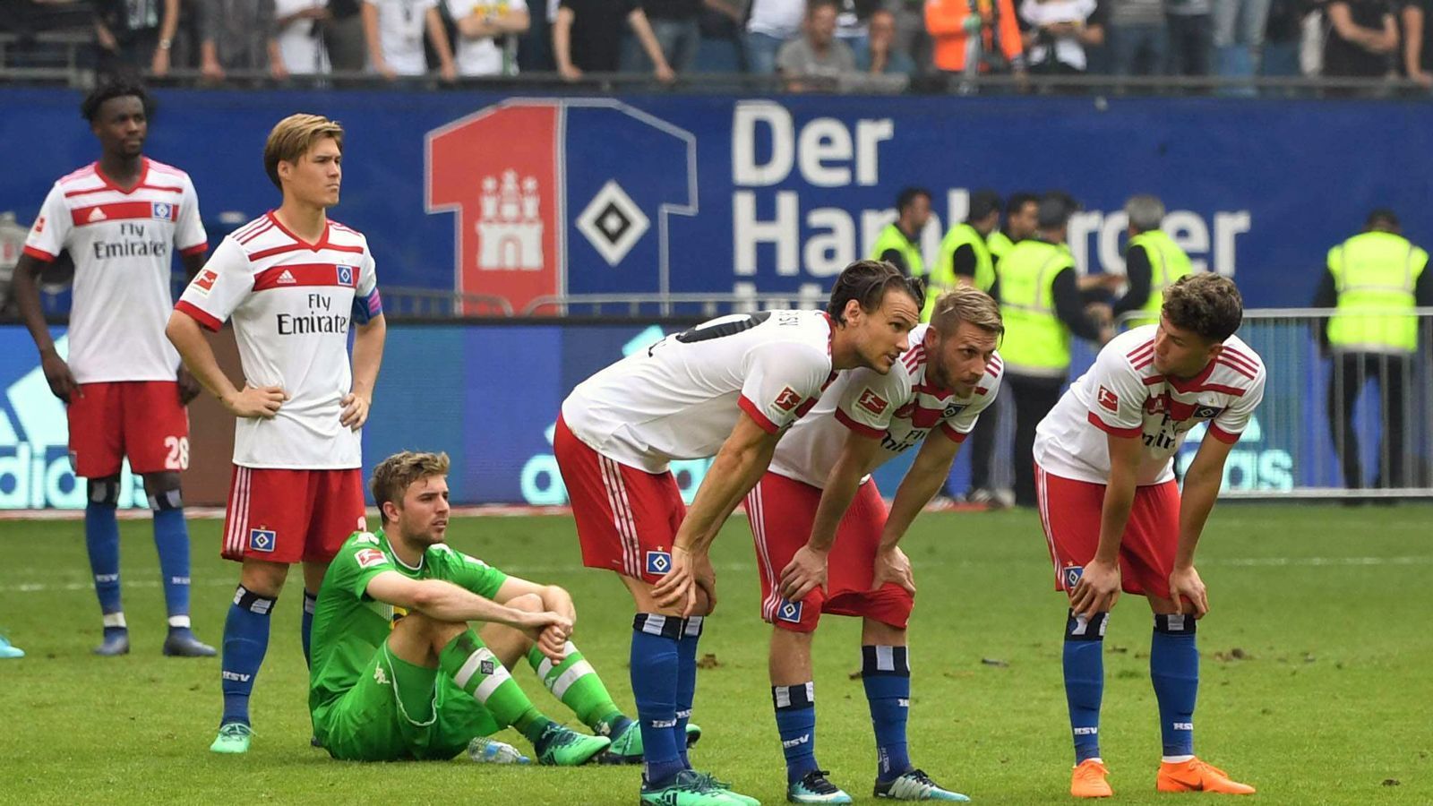 
                <strong>Spielunterbrechung</strong><br>
                Bei möglichem Fan-Fehlverhalten lohnt sich künftig offenbar sogar ein genauer Blick auf die Uhr. Sollte nämlich Fehlverhalten bis hin zu einer Spielunterbrechung führen, erhöhen sich dem Bericht zufolge die Strafen wie folgt: bei einer Unterbrechung bis zu einer Minute um 20 Prozent, ab einer Minute um 50 Prozent und dauert eine Unterbrechung länger als fünf Minuten, verdoppelt sich die eigentliche Strafe für die Vereine kurzerhand.
              