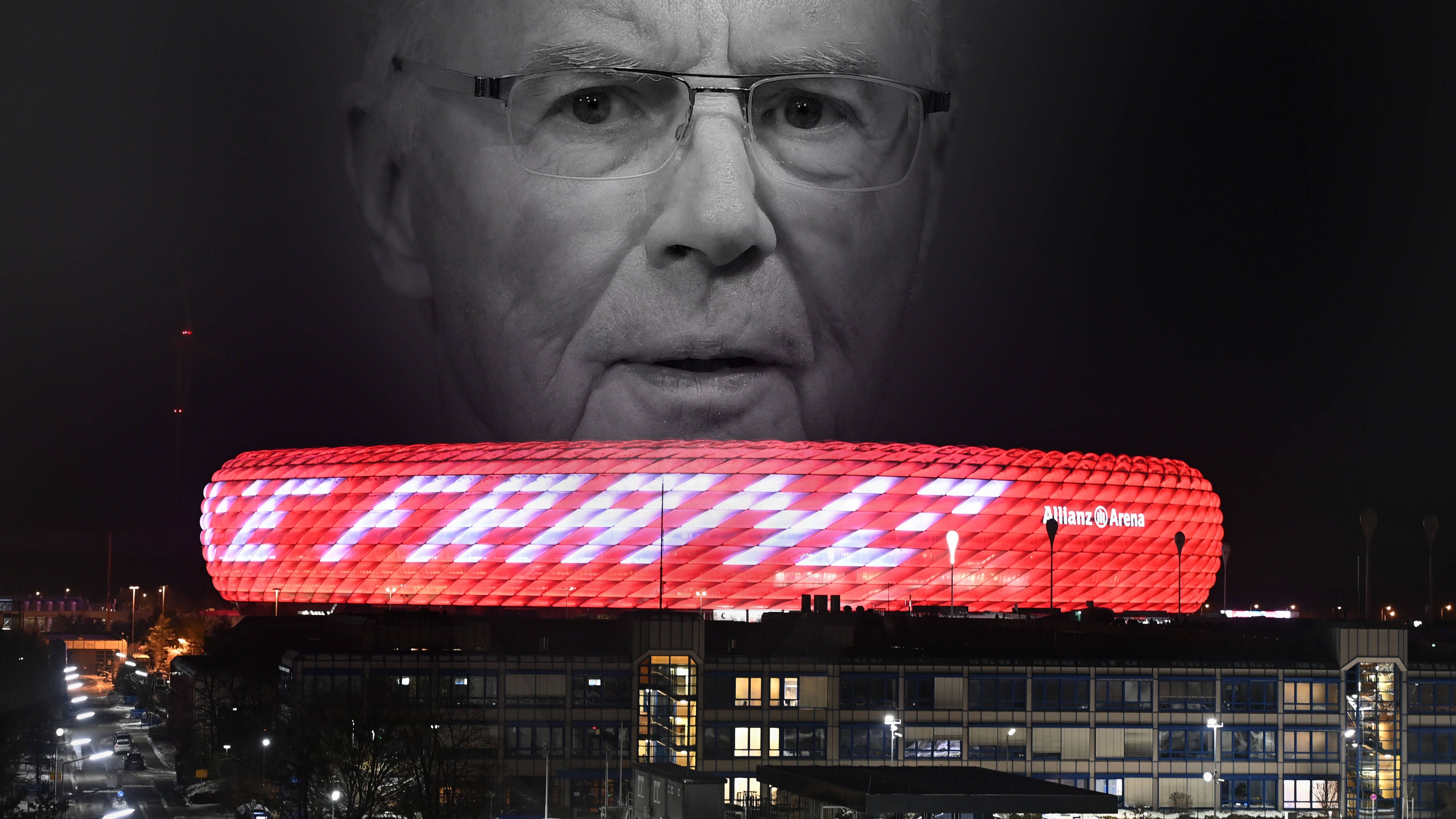 <strong>Trauer um Beckenbauer</strong><br>Zum Tod von Franz Beckenbauer (7. Januar 2024) leuchtete die Allianz Arena in Rot mit einem Franz-Beckenbauer-Schriftzug. Der "Kaiser" hat den Verein geprägt wie kaum ein anderer und erhielt daher die besondere Ehre.