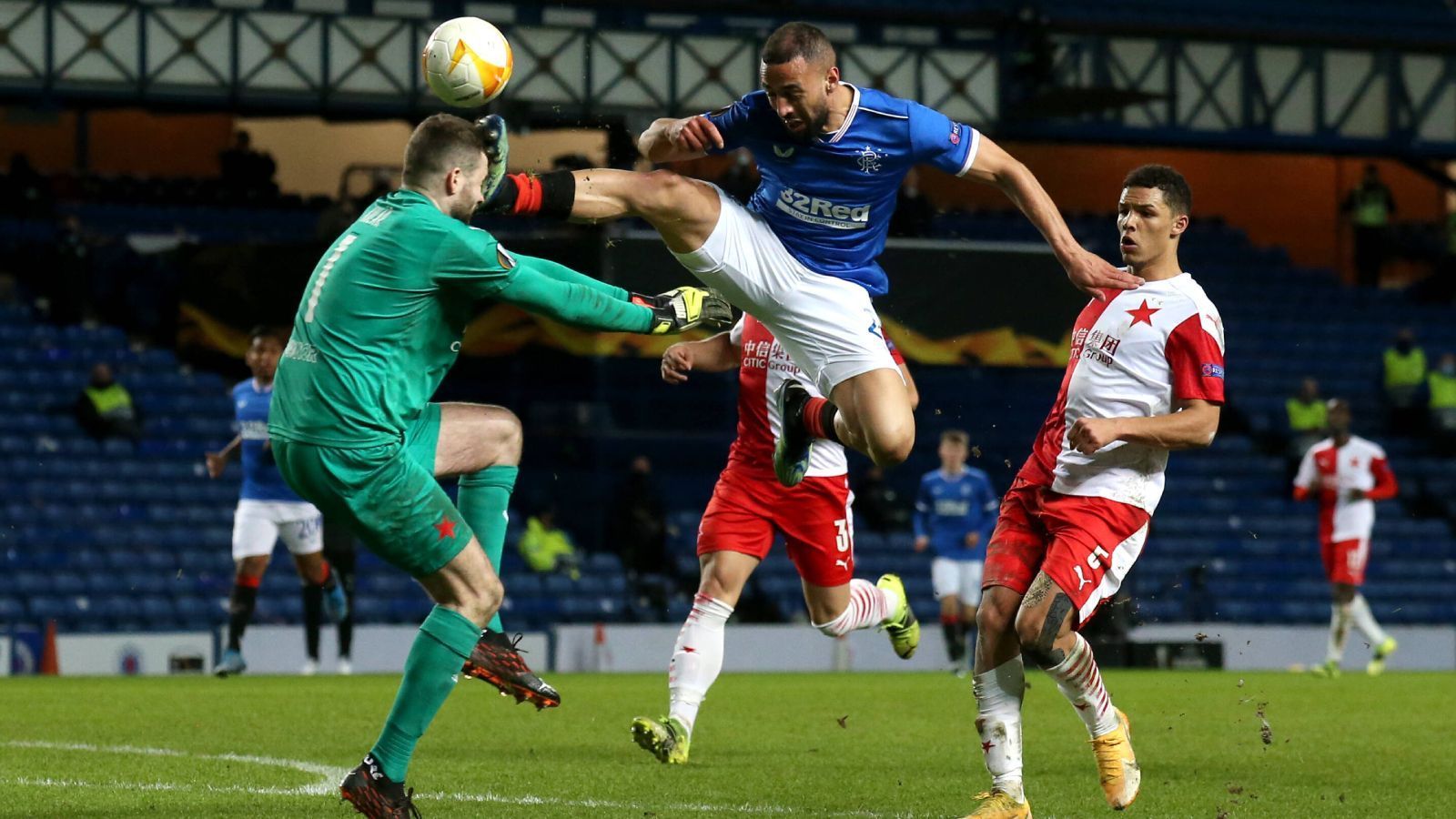 
                <strong>Europa League: Horror-Foul von Kemar Roofe in Bildern</strong><br>
                .... und trifft diesen mit seinen Stollen frontal im Gesicht. 
              