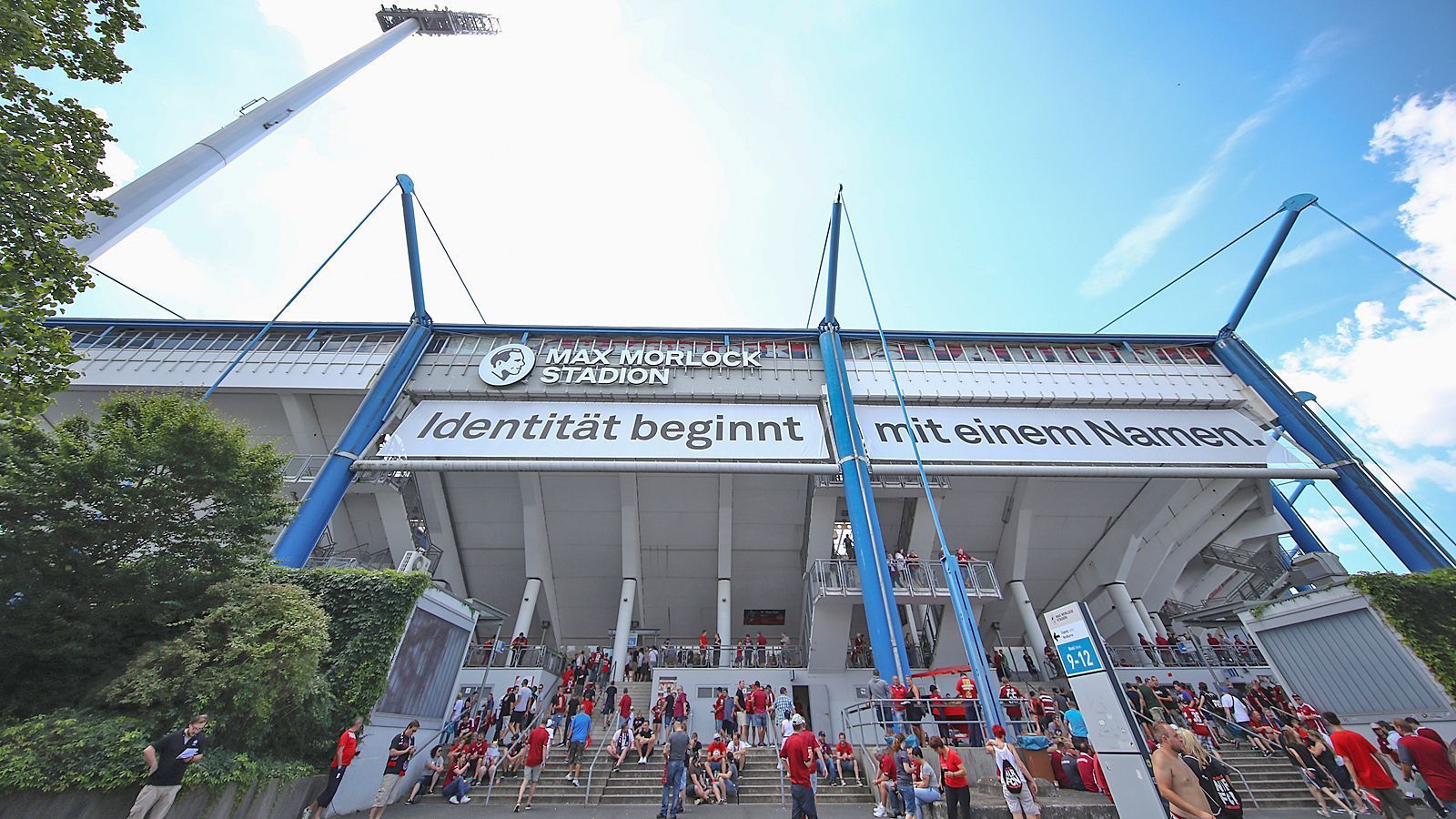 
                <strong>Platz 9: 1. FC Nürnberg - Max-Morlock-Stadion</strong><br>
                Kapazität: 50.000Logen: 19Sitzplätze: 36.771Stehplätze: 13.229
              