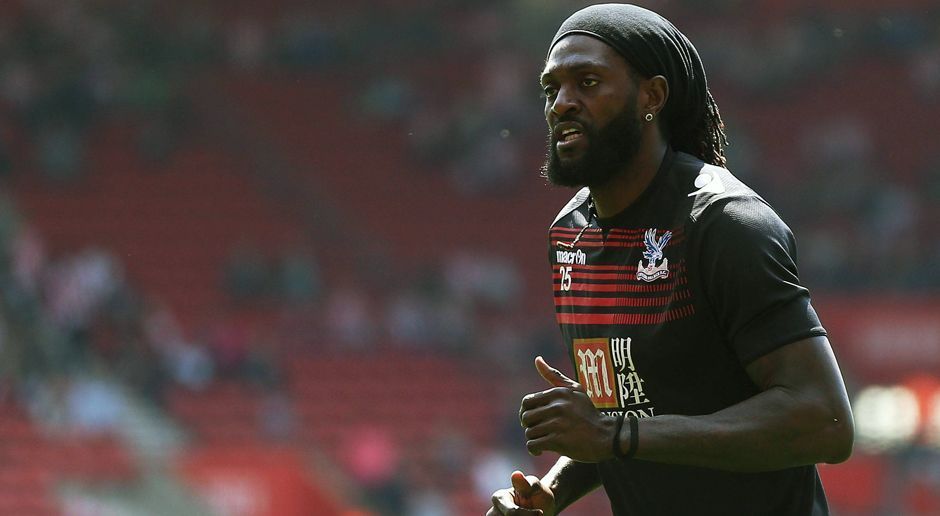 
                <strong>Emmanuel Adebayor (damals vertragslos)</strong><br>
                Als Emmanuel Adebayor vertragslos war, hat er bei Verhandlungen mit Olympique Lyon wenig Demut gezeigt. Das erklärte Trainer Bruno Genesio der "L'Equipe". Adebayor forderte demnach eine Villa mit Pool-Blick, einen Starkoch, einen Helikopter für Flüge zum Training und obendrauf die Trikot-Nummer 10. Beim Treffen mit den Verantwortlichen verhielt er sich zudem wohl extrem unprofessionell. "Er bestellte einen Kaffee und ein Glas Whisky und dabei hatte er eine Zigarette im Mund. Er wollte gar nicht für Lyon spielen", sagte Genesio. Es ist wenig verwunderlich, dass Lyon die Verhandlungen schnell abbrach. 
              