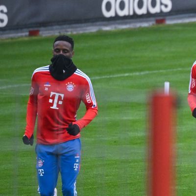 Die FC-Bayern-Profis Bouna Sarr (l) und Leroy Sane beim Training