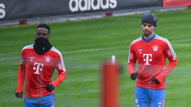 Die FC-Bayern-Profis Bouna Sarr (l) und Leroy Sane beim Training