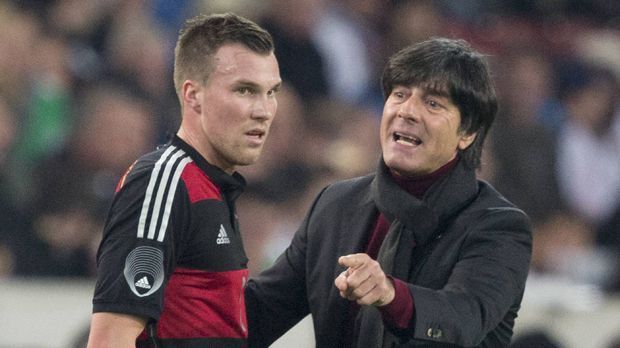 
                <strong>Joachim Löw</strong><br>
                "Ich war in Istanbul beim Trainer von Galatasaray, der mir gesagt hat, dass Kevin fast jedes Wochenende Freitag bis Sonntag nach Hause geflogen ist. Das macht man nicht, wenn man Teil einer Mannschaft ist. Ich habe nur begrenzt Verständnis dafür, wie er mit seiner Karriere umgegangen ist." (Bundestrainer Joachim Löw über Kevin Großkreutz)
              