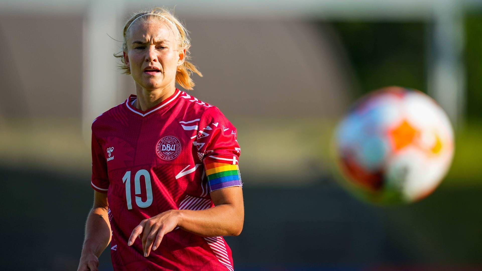 
                <strong>Dänemark - Pernille Harder</strong><br>
                Die künftige Bayern-Spielerin, die zwischen 2017 und 2020 für den VfL Wolfsburg auf Torejagd ging, ist der unumstrittene Star in der dänischen Mannschaft. Die 30 Jahre alte Pernille Harder war 2020 für die damalige Weltrekordsumme von 250.000 Pfund zum FC Chelsea gewechselt und traf auch dort zuverlässig.
              