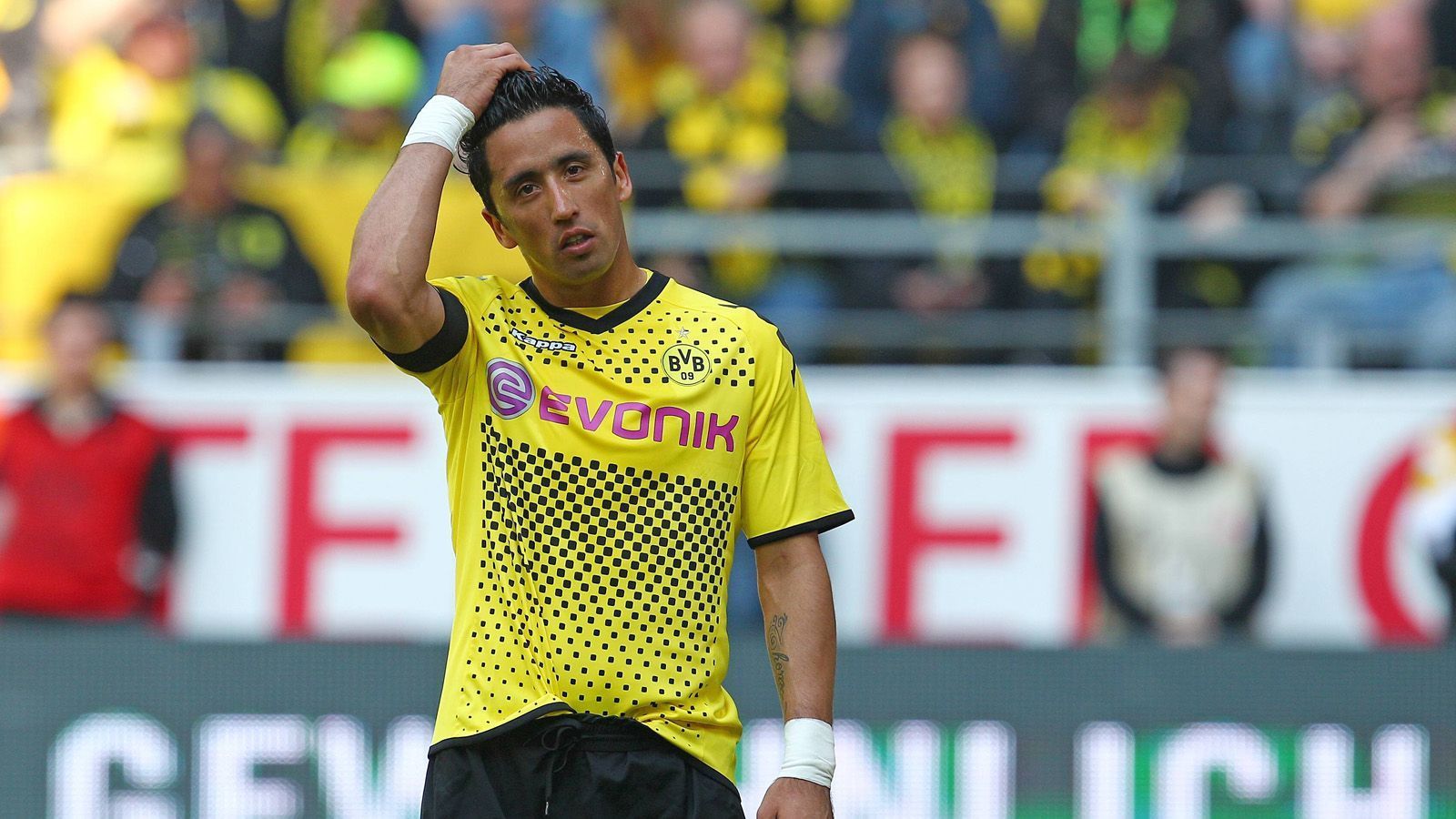 
                <strong>Lucas Barrios</strong><br>
                Er war gleich ein Volltreffer beim BVB und erzielte in 102 Spielen für Schwarz-Gelb starke 49 Tore. In der Meistersaison 2011 wurde Barrios sogar Torschützenkönig, bevor ihm in der Folgesaison zusehends ein gewisser Robert Lewandowski mehr und mehr den Rang ablief. 
              