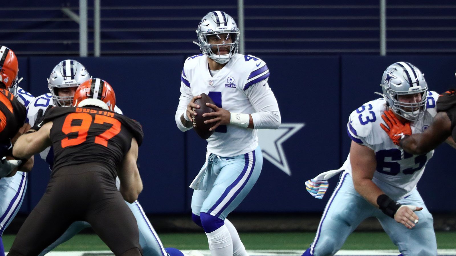 
                <strong>Quarterback: Dak Prescott (Kapitän) - 90 Punkte </strong><br>
                Auch gegen die Cleveland Browns lieferte Dak Prescott eine beeindruckende Leistung ab und warf für 502 Yards und vier Touchdowns. Falls ihr den Spielmacher der Dallas Cowboys diese Woche als Kapitän aufgestellt habt, verdoppelt sich seine 45-Punkte-Performance gar auf 90 Punkte - der Fantasy-Bestwert am 4. Spieltag.
              