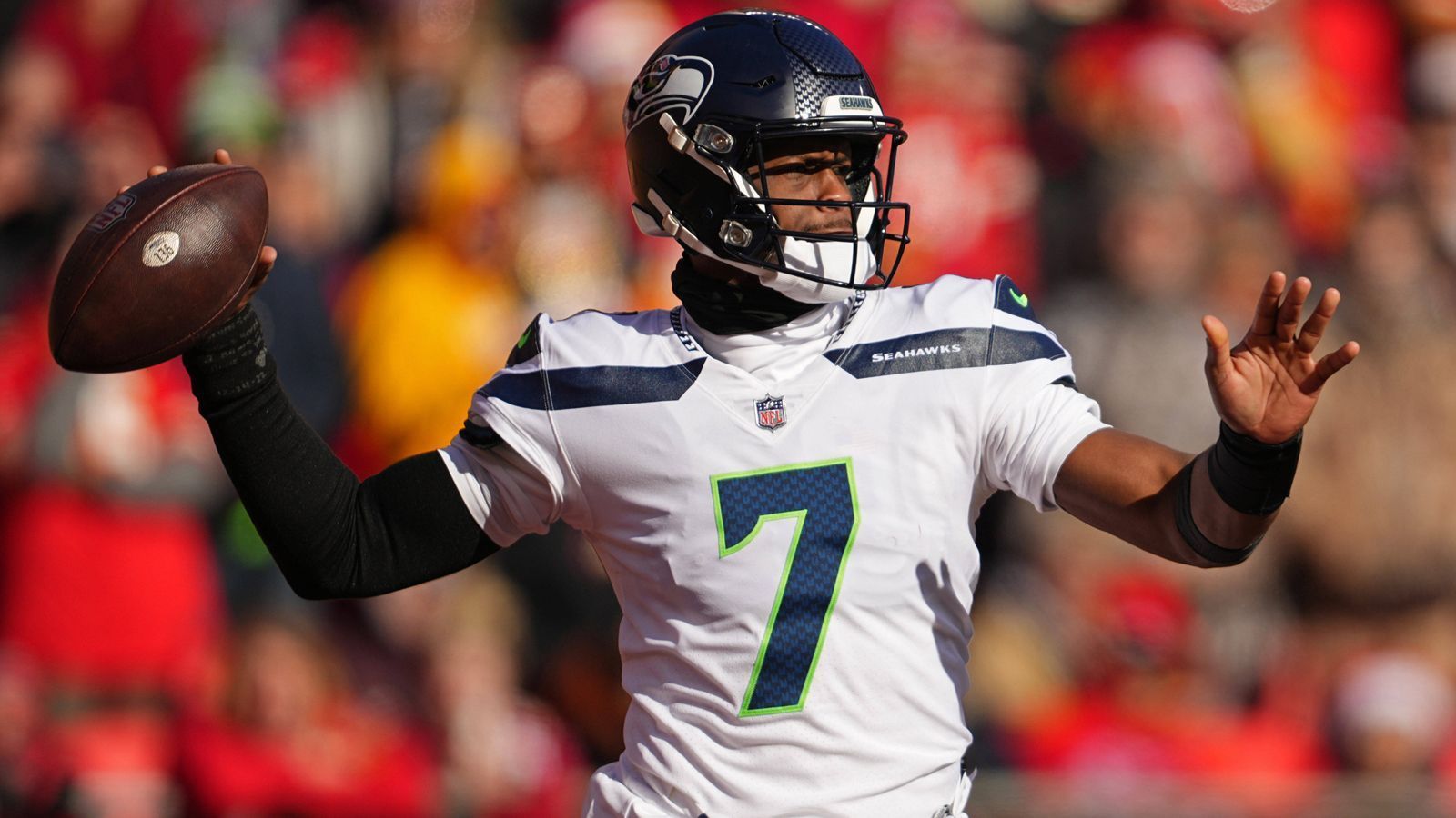 
                <strong>Geno Smith </strong><br>
                Geno Smith zählt zu den positiven Überraschungen der Saison. Der 32-Jährige, der in den vergangenen sieben Spielzeiten bei vier unterschiedlichen Teams lediglich Backup war, agierte bei den Seattle Seahawks erstaunlich konstant. In 15 Spielen warf er für 3886 Yards, 27 Touchdowns und neun Interceptions. Sein Vertrag endet nach dieser Saison. Für die Raiders könnte Smith zumindest eine gute Übergangslösung sein.
              