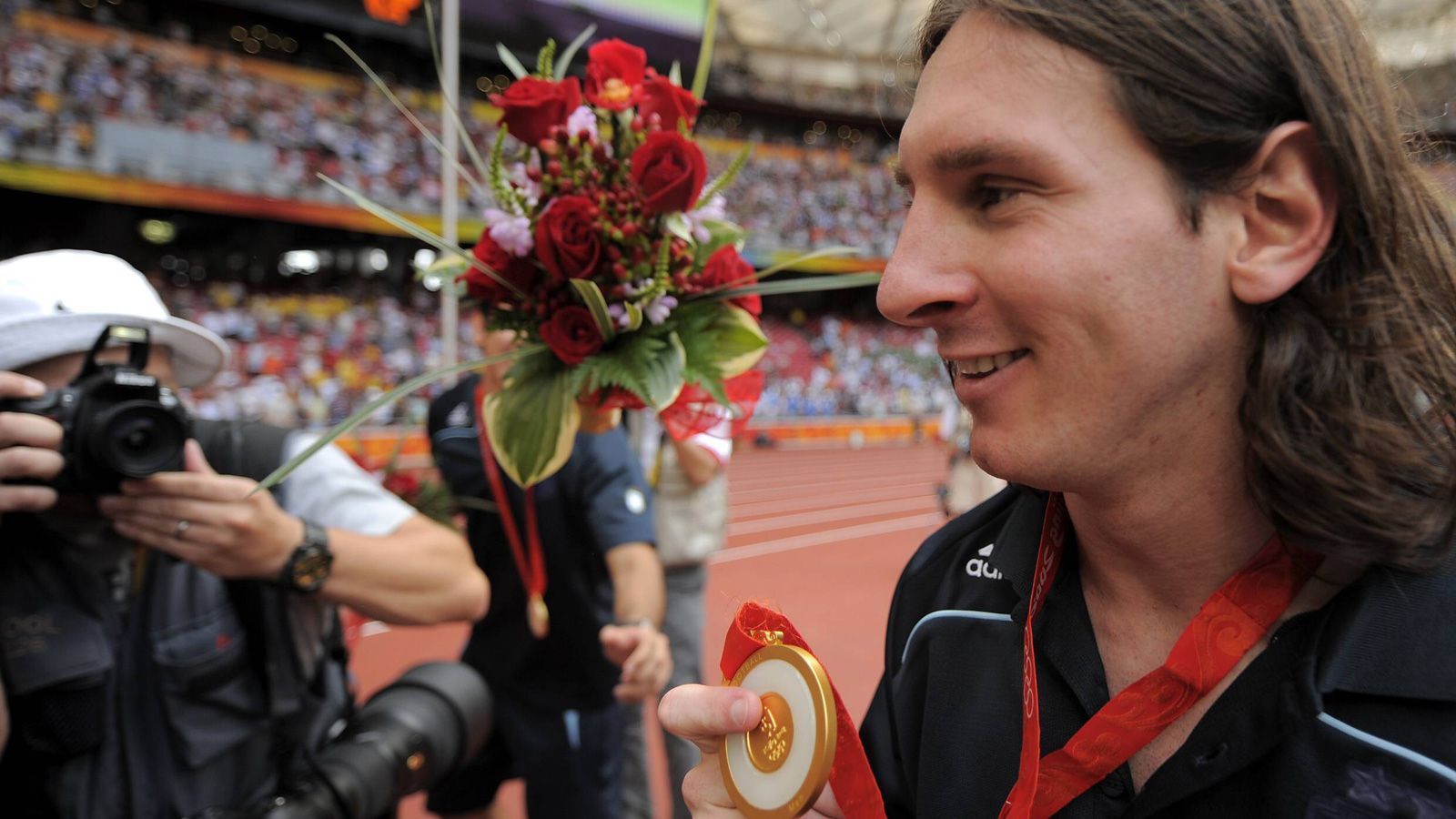 
                <strong>Messi schnappt sich olympisches Gold</strong><br>
                Seinen vielleicht größten Erfolg als Nationalspieler feierte Lionel Messi bei den Olympischen Spielen 2008 mit Argentinien. In Finale konnte Nigeria bezwungen werden, Angel di Maria erzielte das entscheidende Tor zum 1:0-Sieg. Erst vor wenigen Tagen gelang auch endlich der Sieg bei der Copa America für Messi und Argentinien, bei Weltmeisterschaften reichte es nie zum großen Wurf.
              