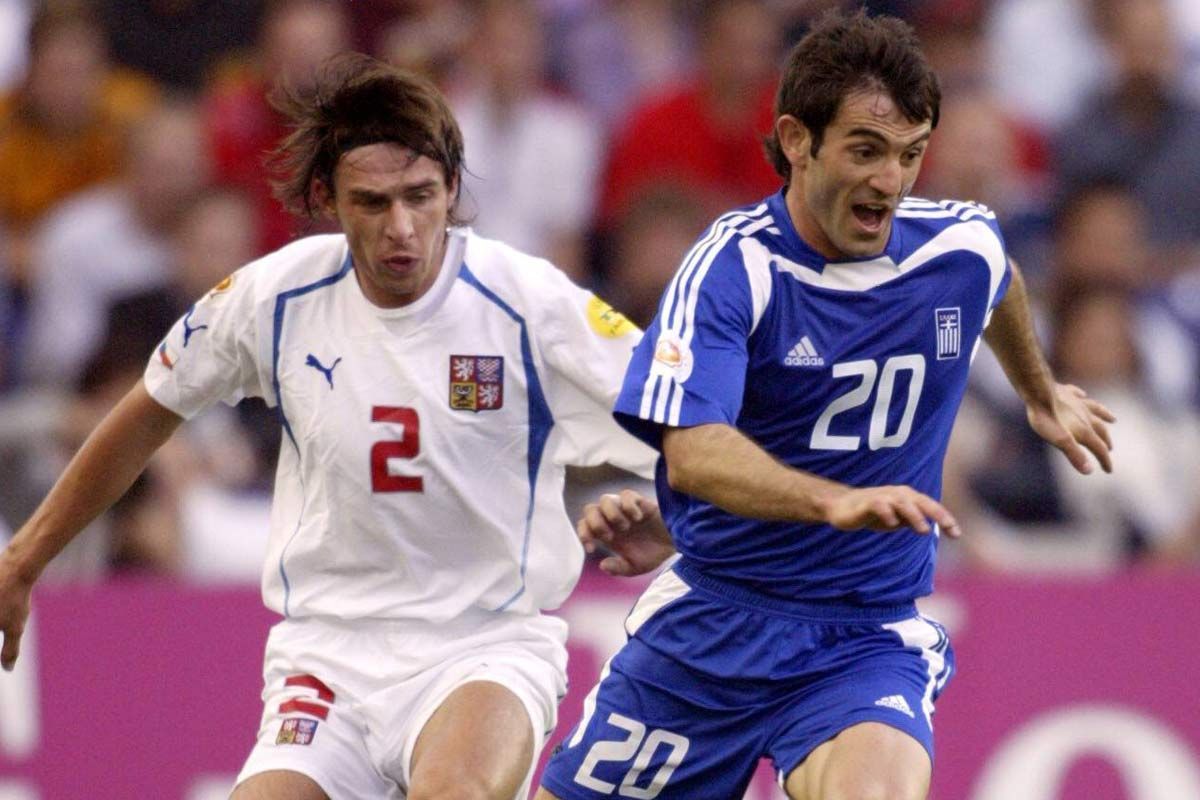 
                <strong>Giorgos Karagounis</strong><br>
                Der tragische Held Griechenlands bei der EM-Sensation 2004. Giorgos Karagounis spielt ein überragendes Turnier und muss im Endspiel trotzdem zusehen. Der Grund: Im Halbfinale gegen Tschechien sieht er die zweite Gelbe Karte in den K.o.-Spielen und wird gesperrt.
              