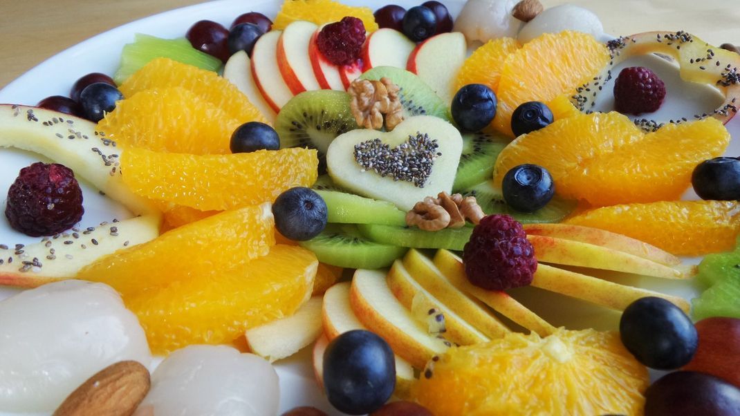 Auf diesem gemischten Obstteller befinden sich sowohl fructosehaltige als auch fruchtzuckerarme Früchte. In Beerenobst zum Beispiel verbirgt sich gut verträgliche Glukose.