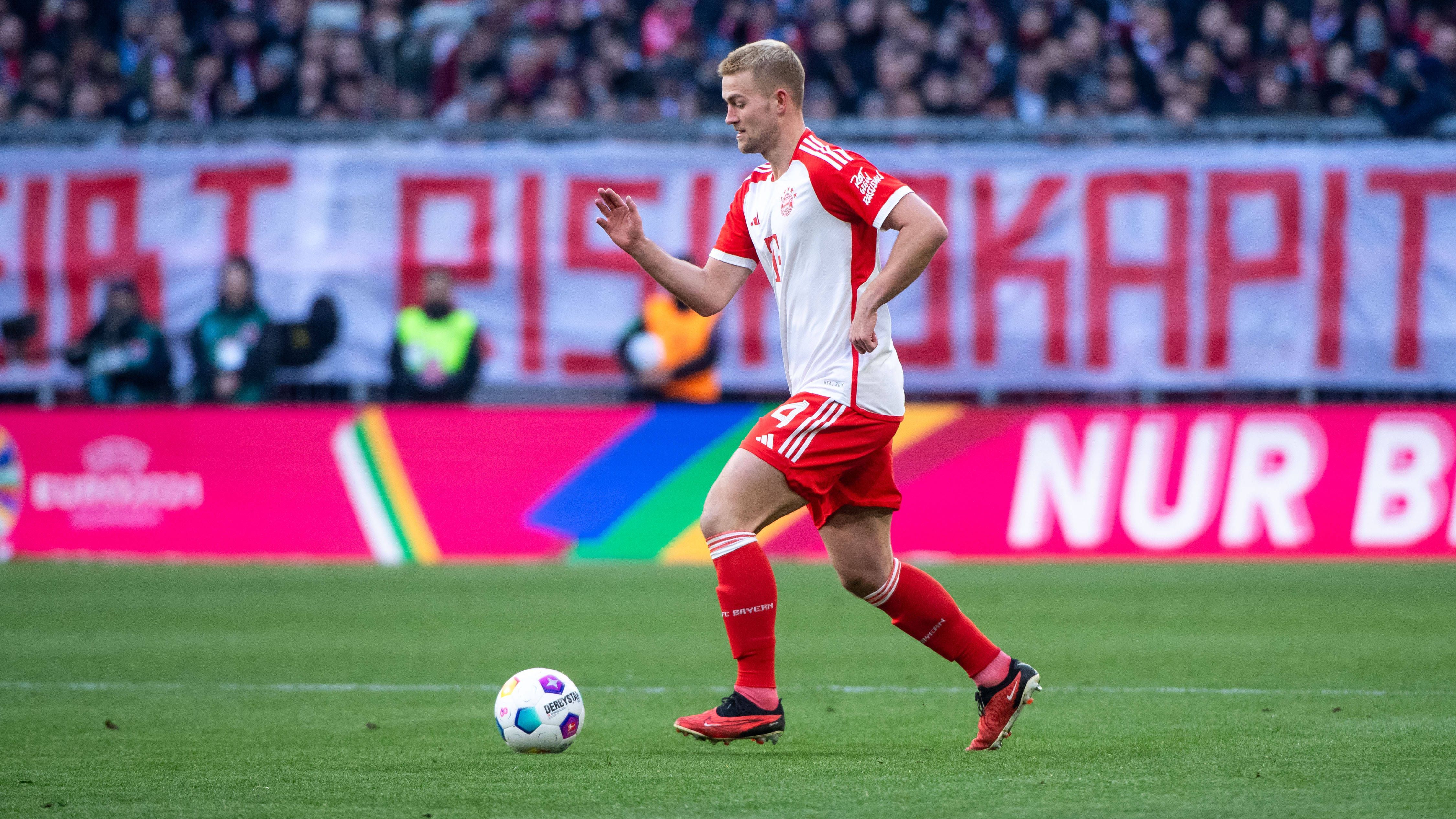 <strong>Matthijs de Ligt</strong><br>Versucht, die Bayern-Abwehr zu ordnen, was bei Werders Kontern aber nicht immer gelingt. Zu weit aufgerückt bei Njinmahs Tor, das aber wegen vorherigen Fouls zurückgenommen wird (25.). Lässt sich in der zweiten Hälfte etwas tiefer fallen.<br><strong><em>ran</em>-Note: 4</strong>