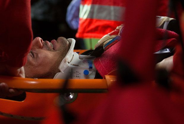 
                <strong>Real Madrid vs. FC Sevilla: Fußbruch und ausgeknockter Keeper</strong><br>
                Schmerzverzerrt und mit einer Halsstütze ausgestattet, wird Beto unter dem Jubel der Fans verabschiedet. Nach einer Nacht im Krankenhaus könnte dieser jedoch bereits am Donnerstag ins Mannschaftstraining zurückkehren.
              