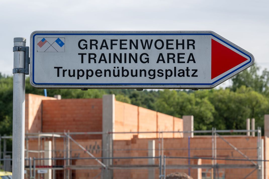 Truppenübungsplatz steht vor dem Gelände des Truppenübungsplatzes Grafenwöhr. 