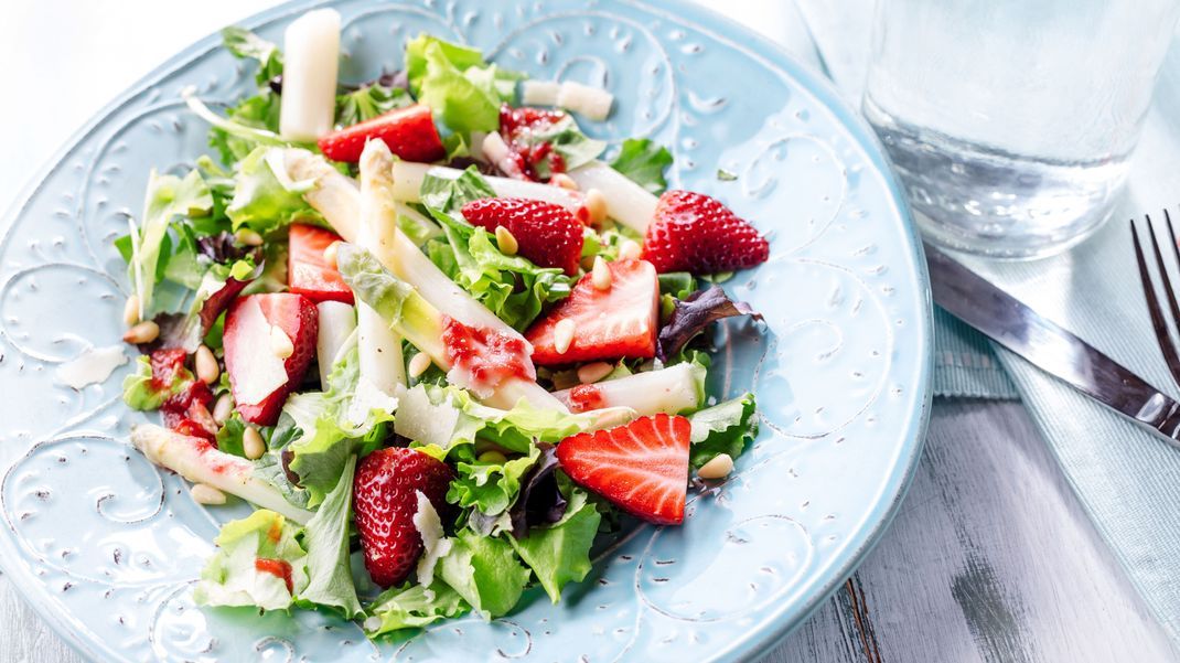 Spargel und Erdbeeren - eine himmlisch leichte Kombi.