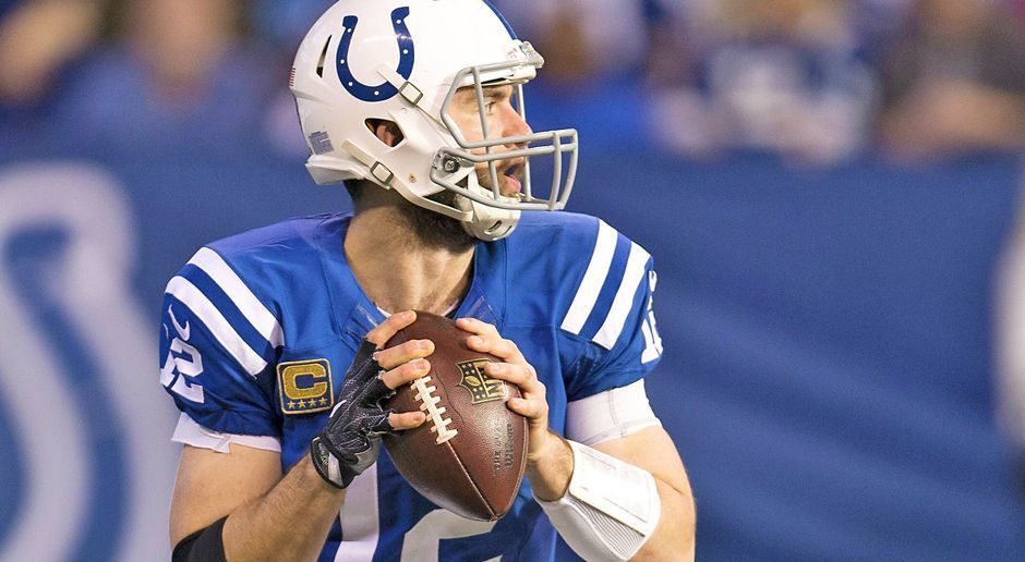 
                <strong>Andrew Luck (Indianapolis Colts)</strong><br>
                Andrew Luck wird den Indianapolis Colts aller Voraussicht nach zum Saisonauftakt bei den Los Angeles Rams fehlen. Teambesitzer Jim Irsay meinte gegenüber dem "Indianapolis Star": "Es ist sehr wahrscheinlich, dass er die Saison nicht eröffnen kann." Der 27 Jahre alte Quarterback hatte sich im Januar einer Operation an der rechten Schulter unterzogen und konnte acht Monate lang nicht mit den Mannschaftskollegen trainieren. Bis zuletzt hatte Irsay die "Hoffnung auf eine wundersame Rückkehr". Backup-Quarterback ist Scott Tolzien, der in der vergangenen Spielzeit bei drei Einsätzen für die Colts einen Touchdown-Pass und zwei Interceptions warf.
              