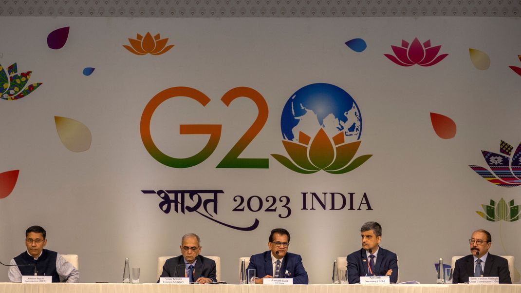 Amitabh Kant (M), Sherpa des G20-Gipfels, spricht auf einer Pressekonferenz im Internationalen Medienzentrum vor dem Gipfel.
