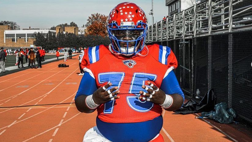 
                <strong>Champion an der High School</strong><br>
                Doch aus dem kleinen, verlegenen Jungen ist mittlerweile ein Mann geworden. Nicht nur das. Collin spielt Football und gewann neben weiteren persönlichen Auszeichnungen mit seinem High-School-Team - an der East Orange High School - sogar die New Jersey State Championship. Dass er das Popeye Meme Kid ist, verschwieg er jedoch für lange Zeit. "Ich werde euch nicht anlügen. Ich hatte es stets als Beleidigung aufgefasst. Dann machte ich mir jedoch einen Spaß daraus. Wenn ich darauf zurückblicke, lache ich darüber", sagte Collin in einem Interview bei "Complex".
              