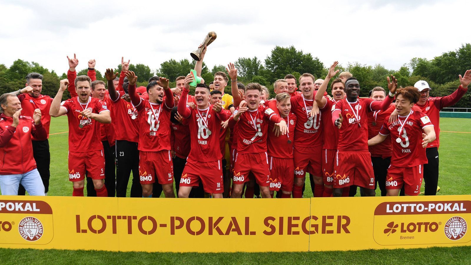 
                <strong>FC Oberneuland (Bremen-Liga) </strong><br>
                Der Klub aus dem Bremer Osten kennt den DFB-Pokal bereits gut und ist als amtierender Pokalsieger des Landesverbandes Bremen auch in dieser Saison mit dabei und empfängt im Florian Wellmann-Stadion Zweitligist Darmstadt 98. Für den FCO ist es die achte Teilnahme am DFB-Pokal, neben 1993 und 2003 war der Fünftligist als Verbandspokalsieger zwischen 2008 und 2012 fünfmal in Folge für die erste Pokalrunde qualifiziert. 2008 erreichten die Bremer gegen die TuS Koblenz (6:5 i.E.) erstmals die zweite Runde, wo man an Wolfsburg scheiterte. Niederlagen kassierten die Hanseaten in der ersten Runde gegen Chemnitz, Köln, Hoffenheim, Freiburg, Ingolstadt und Borussia Dortmund. 
              