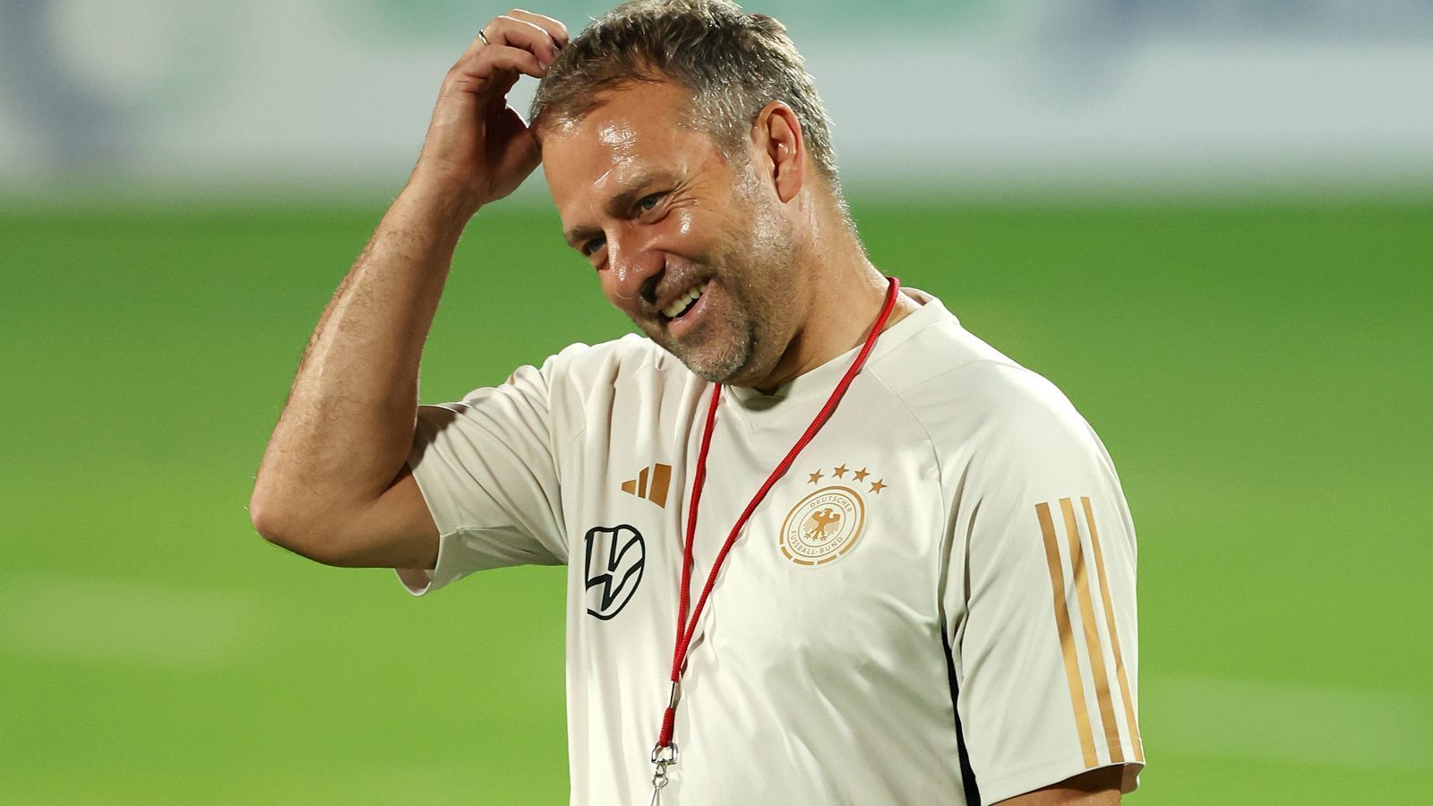 
                <strong>Hansi Flick ist Nummer 1 im Gehaltsranking der Nationaltrainer</strong><br>
                Unter Bundestrainer Hansi Flick steckt die deutsche Nationalmannschaft in der größten sportlichen Krise seit Jahrzehnten. Mit nur vier Siegen in 16 Länderspielen ist Flick der zweiterfolgloseste Bundestrainer der DFB-Geschichte. Ganz oben steht der 58-Jährige dagegen in einem anderen Ranking: Denn kein Nationaltrainer der Welt verdient mehr Geld als Flick beim DFB. Das französische Magazin "France Football" veröffentlichte zur WM in Katar das Ranking der geschätzten Trainergehälter. Demnach verdient Flick mehr als zwei Weltmeister-Trainer zusammen. ran zeigt, wie viel die bestbezahlten Coaches verdienen, die auch jetzt noch im Amt sind und erklärt, wieso Flick fast das Doppelte seines Vorgängers verdient.
              