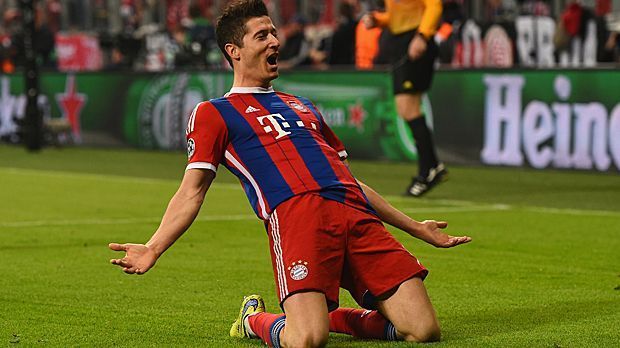 
                <strong>Robert Lewandowski (Bayern München)</strong><br>
                Vor einem Jahr läuft der Vertrag von Robert Lewandowski bei Borussia Dortmund aus. Daraufhin wechselt der Pole ablösefrei zu Bayern München und ballert sich dort in seiner ersten Spielzeit mit 17 Toren auf Platz eins der internen Torjäger-Liste.
              