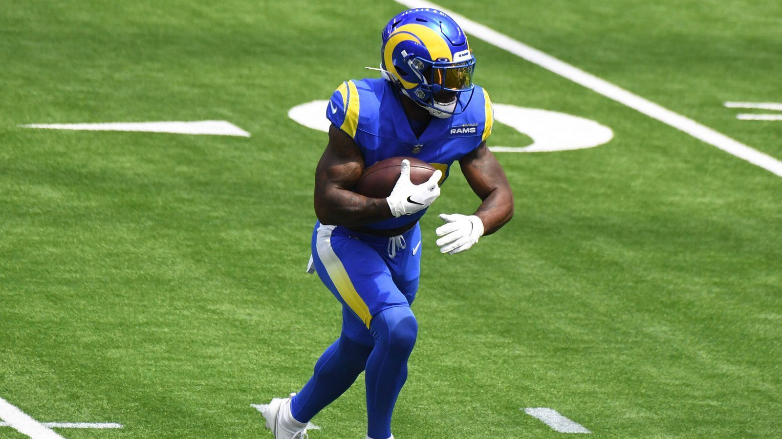 
                <strong>Cam Akers (Los Angeles Rams)</strong><br>
                Cam Akers' zweites NFL-Spiel gegen die Philadelphia Eagles fand bereits während des ersten Drives ein jähes Ende. Nach einem Fünf-Yards-Raumgewinn musste der Running Back der Los Angeles Rams das Spielfeld mit einer Schulterverletzung vorzeitig verlassen.
              