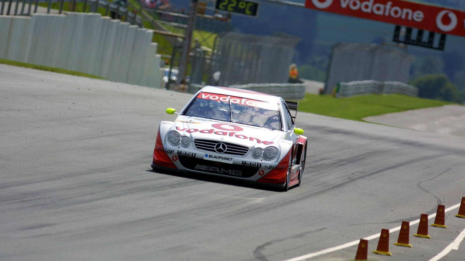 
                <strong>Kultstrecken-Revival</strong><br>
                Mitteldeutschland jubelt: Die DTM kehrt nach Oschersleben und an den Sachsenring zurück. In Oschersleben, wo der Auftakt über die Bühne geht, war die Traditions-Rennserie zuletzt 2015 zu Gast, auf dem Sachsenring 2002 (im Bild). "Die DTM genießt internationales Ansehen und einen über die Grenzen hinaus hervorragenden Ruf - doch das Herz der DTM schlägt in Deutschland. Uns war es ein großes Anliegen, kurz nach dem Erwerb der Markenrechte für die Teams eine Planungssicherheit zu schaffen. Wichtig war dabei, dass wir uns auf den Kernmarkt konzentrieren", sagte ADAC-Sportpräsident Gerd Ennser. Sechs der acht Rennwochenenden finden in Deutschland statt.
              