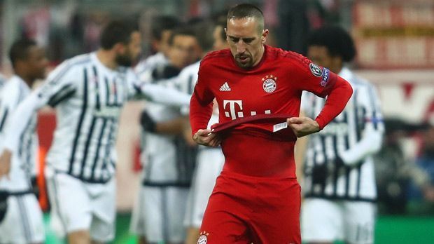 
                <strong>Franck Ribery</strong><br>
                Franck Ribery: Schweren Stand gegen Lichtsteiner. Ein Kopfball seine auffälligste Aktion in Hälfte eins. Das sagt viel. Wechselte zunächst auf die rechte Seite. Fand besser ins Spiel. Sorgte über links immer wieder für Gefahr. Ging ausgepumpt nach 100 Minuten. ran-Note: 3
              