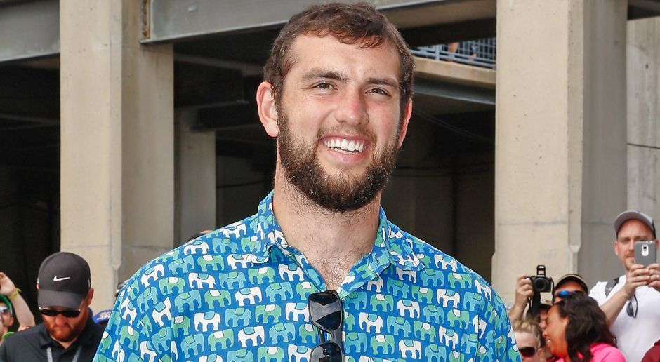 
                <strong>Andrew Luck</strong><br>
                Okay, zugegeben: Wir haben uns nicht gerade das beste Bild von Andrew Luck für diese Galerie herausgesucht. Es gibt nämlich durchaus Schnappschüsse, auf denen der NFL-Quarterback ernst und auch ein bisschen furchteinflößend guckt. Betrachtet man sich aber diese Aufnahme und Lucks lässigen, bärtigen Look, erscheint der 28-Jährige eher als ein Kandidat für "Überleben in der Wildnis" als die Hoffnung der Indianapolis Colts auf eine erfolgreiche Saison.
              