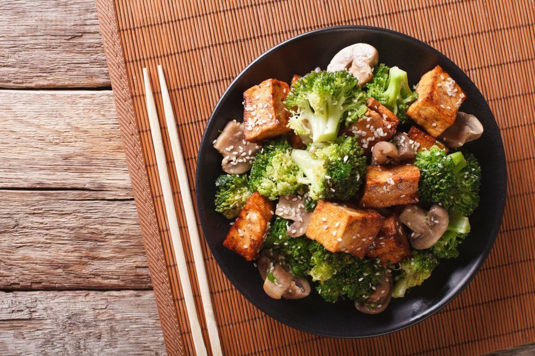 Brokkoli und Tofu sind gute Kalzium-Quellen.