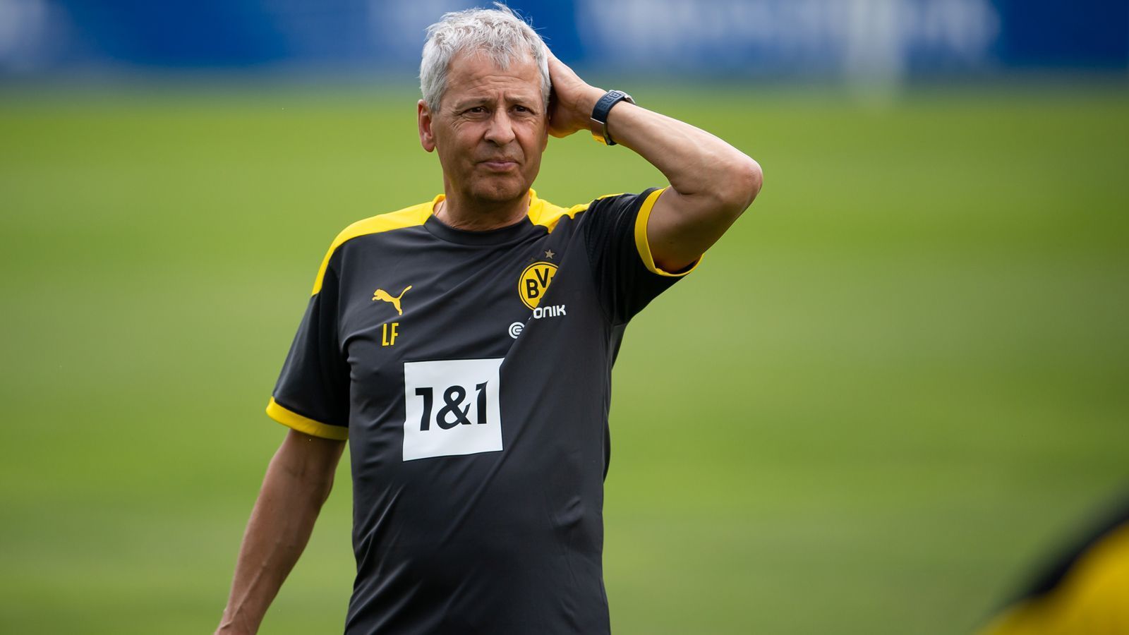 
                <strong>Lucien Favre</strong><br>
                Geburtsdatum: 02. November 1957 / Ohne Job seit: Dezember 2020 / Zuletzt Trainer bei: Borussia DortmundSogar einen Punkteschnitt von 2,01 kann der Schweizer Lucien Favre bei seinem Ex-Klub Borussia Dortmund vorweisen, nachdem er im Dezember 2020 nach einer Heimpleite gegen den VfB Stuttgart gefeuert wurde. Der 63-Jährige hat vor allem in der Bundesliga bei diversen Klubs wie eben neben dem BVB noch bei der Hertha und in Gladbach seine taktisches Fähigkeiten eindrucksvoll unter Beweis gestellt. Auch bei OGC Nizza hatte der Schweizer Erfolg. Einziger Makel: Im Ausland klappte es für Favre bislang trotz teils guter Phase noch nicht mit großen Titeln. 
              