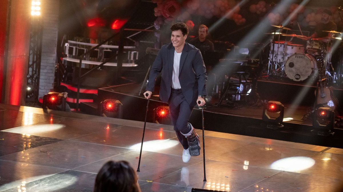 Wincent Weiss mit Krücken bei den Knockouts von "The Voice Kids" 2023