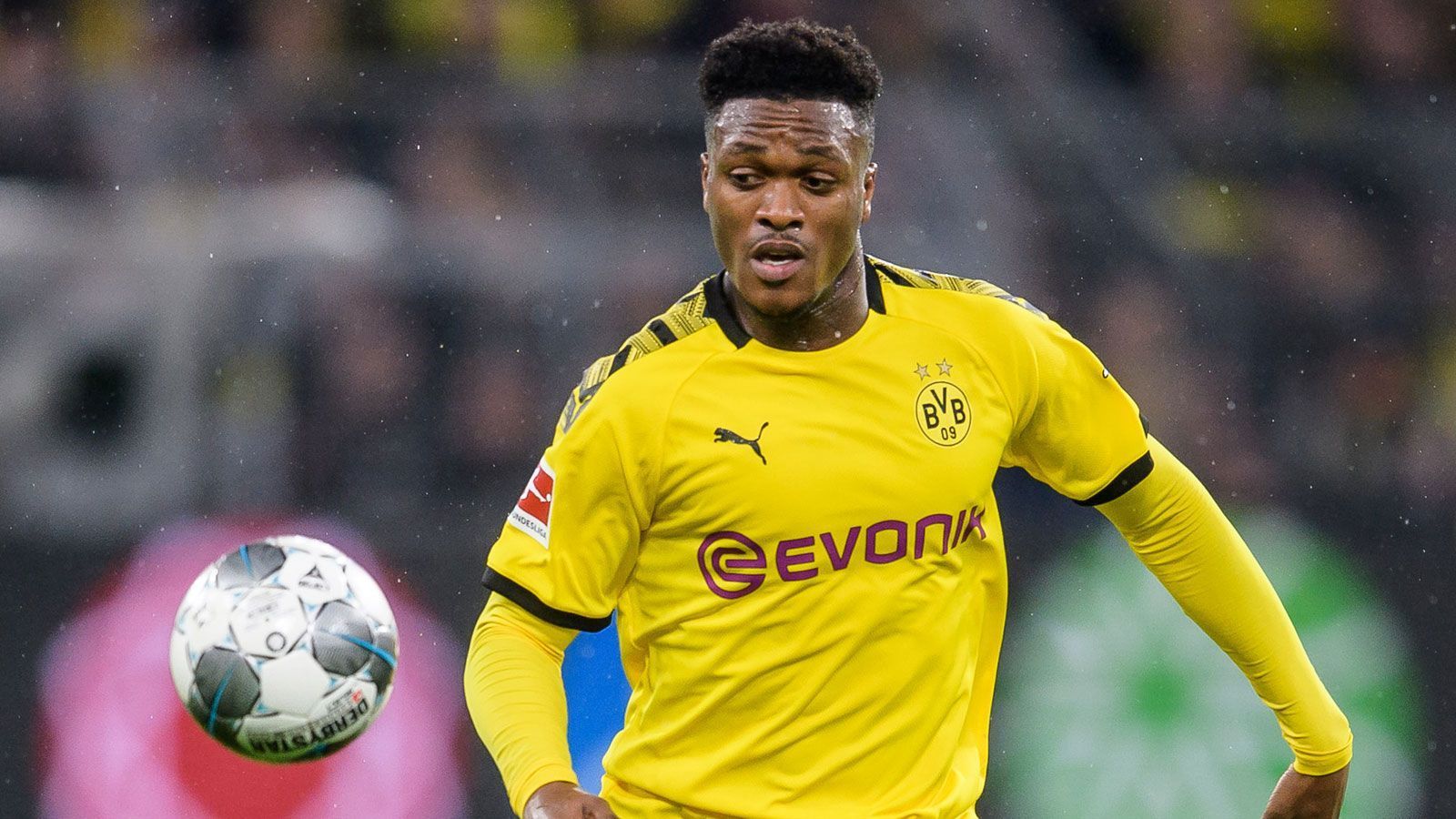 
                <strong>Dan-Axel Zagadou</strong><br>
                Hat es gegen zahnlose Hoffenheimer zunächst nicht ganz so schwer, solide in der Defensive. Auch zur Stelle, als es die Gastgeber vorne etwas intensiver versuchen. Hin und wieder mit einem Wackler. Bitter: Hebt in der Schlussphase vor dem 1:2 das Abseits auf und kommt beim Kopfball von Kramaric zu spät. ran-Note: 4
              