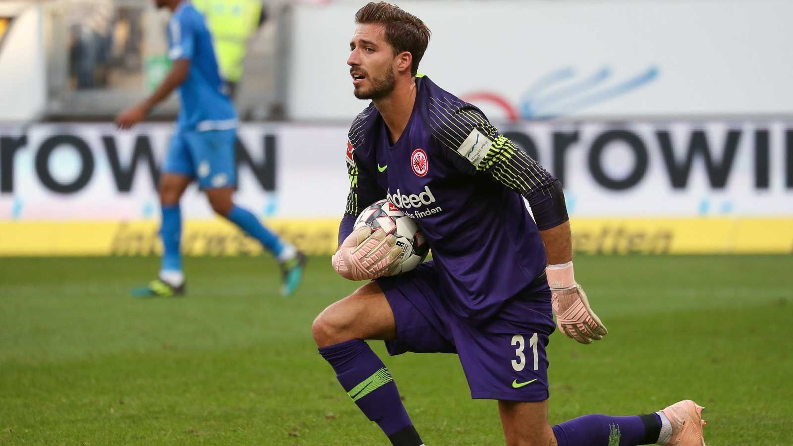 
                <strong>Tor - Kevin Trapp (Eintracht Frankfurt)</strong><br>
                Er ist zurück! Kevin Trapp kehrte Ende August heim zu seinem früheren Klub Eintracht Frankfurt. Nachdem der Torhüter bei Paris St. Germain nach der Verpflichtung von Gianluigi Buffon keine Perspektive mehr hatte, ließ sich der 28-Jährige für ein Jahr zu den Hessen ausleihen. Wenige Stunden nach seiner Rückkehr stand Trapp dann auch schon wieder in der Bundesliga im Tor. An Arbeit mangelt es Trapp seitdem beim amtierenden Pokalsieger nicht, denn er musste bereits elf Gegentreffer in sechs Ligaspielen hinnehmen. Mit der Leistung scheint Bundestrainer Joachim Löw aber zufrieden zu sein, denn er nominierte Trapp für die anstehenden Länderspiele gegen die Niederlande und Frankreich.
              