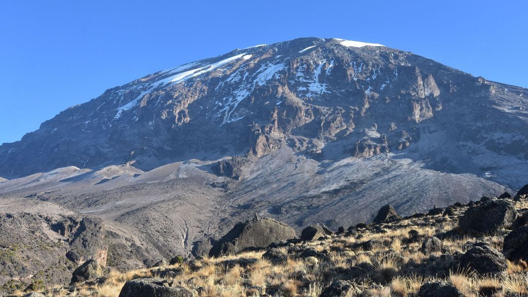 Der 5.895 Meter hohe Kilimandscharo in Tansania ist das vielleicht sichtbarste Zeichen des Ostafrikanischen Grabenbruchs. Zwar dampft der Vulkan noch an einigen Stellen, doch ist er vor etwa 300 Jahren das letzte Mal ausgebrochen.