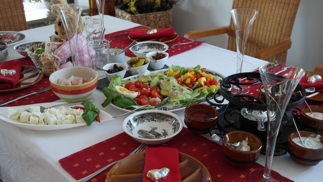 Fondue können Sie auch ganz ohne Fleisch und Fisch genießen – mit viel Gemüse und Käse.