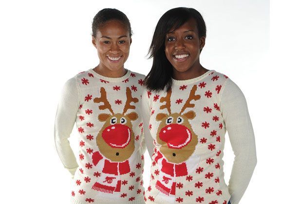 
                <strong>Arsenal-Grauen auch für Damen</strong><br>
                Auch die Damenwelt bleibt vom Weihnachtslook der Gunners nicht verschont. Erst beim zweiten Hinblick, der wirklich nötig ist, erkennt man, dass es sich um Arsenal-Merchandising handelt.
              