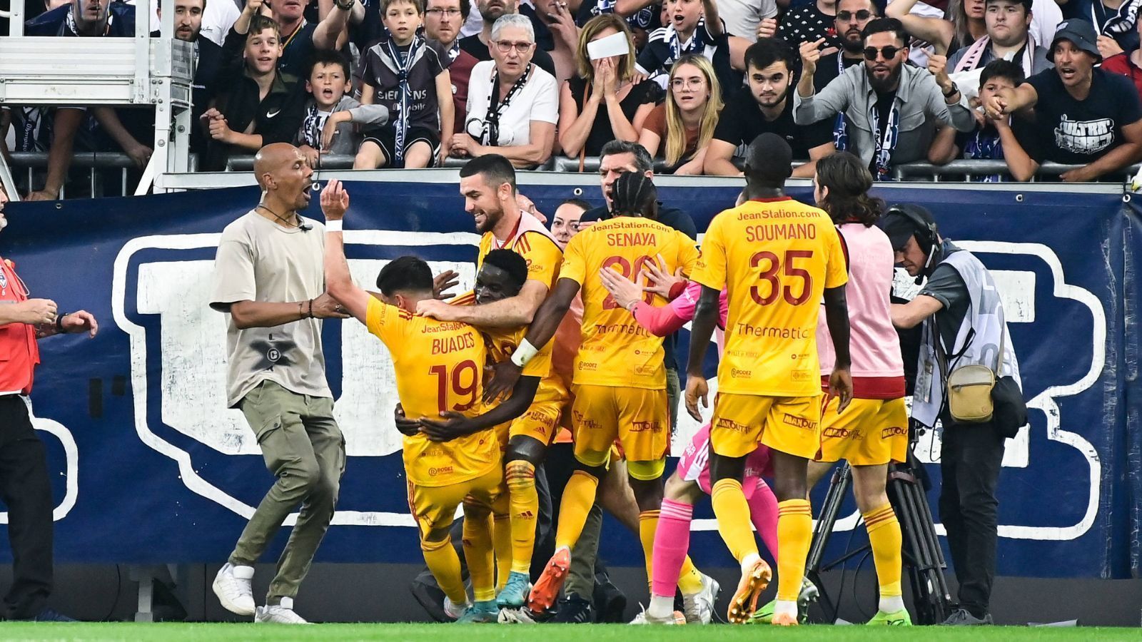 
                <strong>Aufstieg unklar: Girondins Bordeaux (Frankreich / Ligue 1)</strong><br>
                Das letzte Saisonspiel von Girondins Bordeaux in der französischen Ligue 2 endete in einem Skandal. Im Duell mit Rodez AF kam es beim Stand von 1:0 für die Gäste zu einer Attacke eines Girondins-Anhängers gegen Rodex-Profi Lucas Buades. Dieser stieß den Torschützen der Gäste zu Boden, was anschließend zu einem Spielabbruch durch Schiedsrichter Nicolas Rainville führte. Buades erlitt bei dem Angriff laut seinem Trainer Didier Santini eine Gehirnerschütterung und musste ins Krankenhaus gebracht werden. Durch den Spielabbruch droht Bordeaux nun wohl am grünen Tisch eine Niederlage, wodurch der direkte Aufstieg in die Ligue 1 nicht mehr möglich wäre.
              