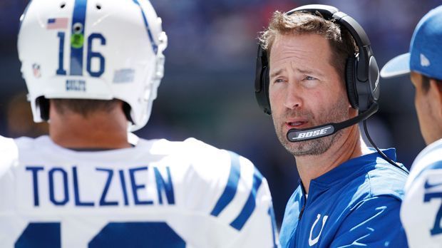 
                <strong>Brian Schottenheimer (Offensive Coordinator Seattle Seahawks)</strong><br>
                Die Seattle Seahawks um Pete Carroll tauschen ihren gesamten Coordinator Staff aus. Für die 2017 so enttäuschende Offense kommt Brian Schottenheimer. Der 44-Jährige war zuletzt Quarterback Coach der Indianapolis Colts und steht für eine Air Coryell Offense. Schon am College in Georgia und bei den Rams setzte er auf ein Power Running Game in Kombination mit Downfield-Pässen. Mit Pre-Snap-Motions will er Russell Wilson und der O-Line die Arbeit erleichtern.
              