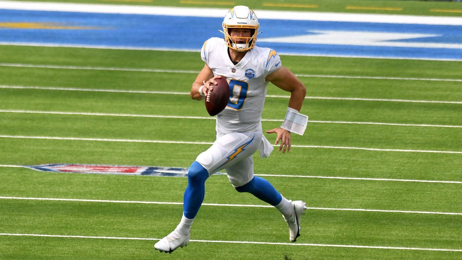 
                <strong>Justin Herbert (Los Angeles Chargers)</strong><br>
                Desweiteren erlief er einen Touchdown und ist somit nach Hall-of-Famer Otto Graham (1950) und Cam Newton (2011) der dritte Quarterback, der in seinem Debüt für mindestens 300 Yards warf und einen Lauf-Touchdown erzielte. Daher werden die Stimmen jetzt lauter, dass Herbert auch am 3. Spieltag bei den Carolina Panthers starten soll. Doch Head Coach Anthony Lynn sieht das anders und hält zunächst an Taylor als Starter fest.
              