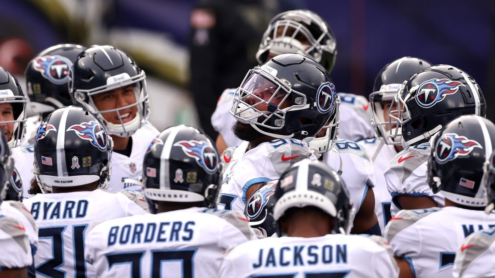 
                <strong>Tennessee Titans</strong><br>
                Ravens-Trainer John Harbaugh stufte das Logo-Ritual als "respektlos" ein, was die Titans nicht davon abhielt, nur eine Woche später gegen die Colts das gleiche Prozedere durchzuführen. Für Tennessee ist dies ein Mittel, dem Gegner den Willen des Teams aufzuzwingen. Ein Teil des Spielplans – Gedankenspiele vor dem eigentlichen Spiel.
              