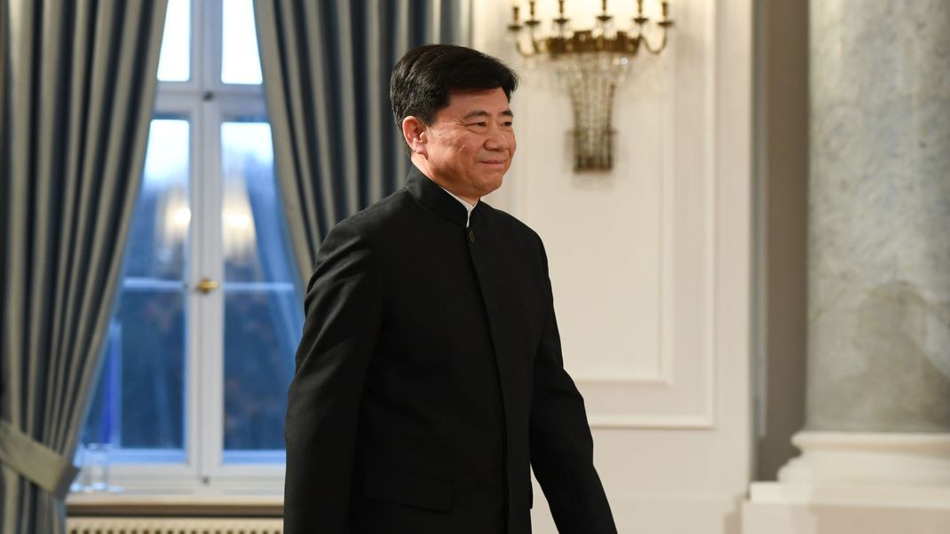 Wu Ken, chinesischer Botschafter in Deutschland, bei der Willkommenszeremonie am Schloss Bellevue in Berlin.