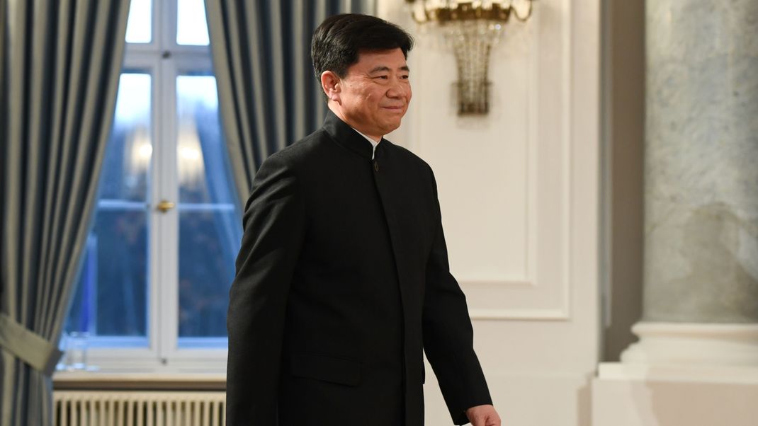 Wu Ken, chinesischer Botschafter in Deutschland, bei der Willkommenszeremonie am Schloss Bellevue in Berlin.