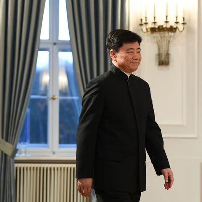 Wu Ken, chinesischer Botschafter in Deutschland, bei der Willkommenszeremonie am Schloss Bellevue in Berlin.