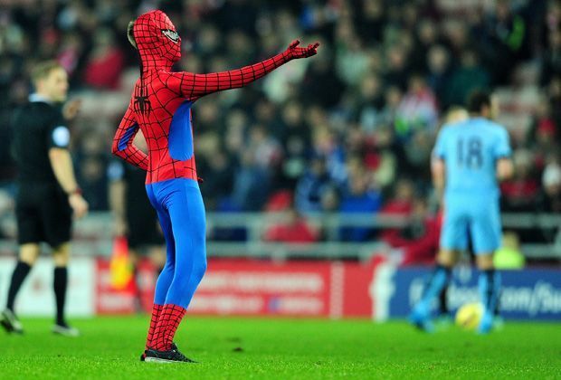 
                <strong>Sunderland vs. ManCity: Spiderman als Flitzer</strong><br>
                …bis Spiderman das Spielfeld betritt und sich in Pose wirft. Für einen Superhelden etwas schmächtig um die Schultern - doch der junge Mann genießt seinen Auftritt. Ganz offensichtlich.
              